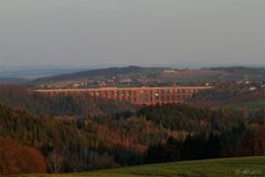 Göltzschtalbrücke mit rotem Zug und Abendsonne