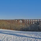 Göltzschtalbrücke mit Schnee und Zug