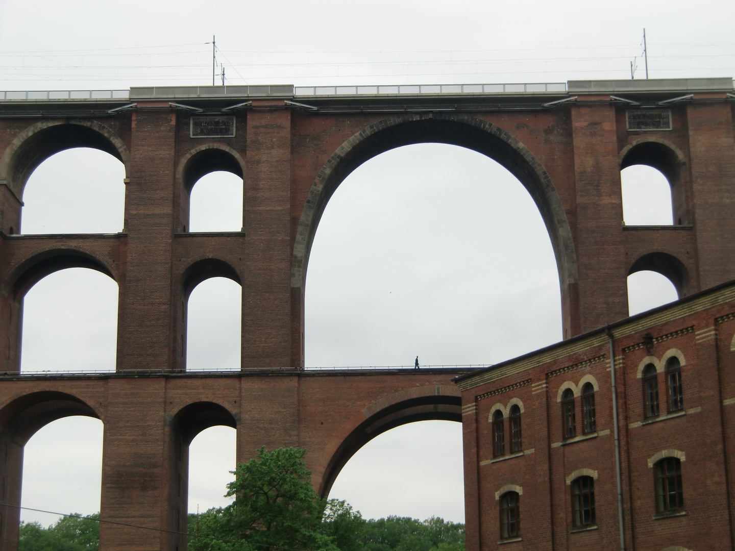 Göltzschtalbrücke, suche den Fußgänger