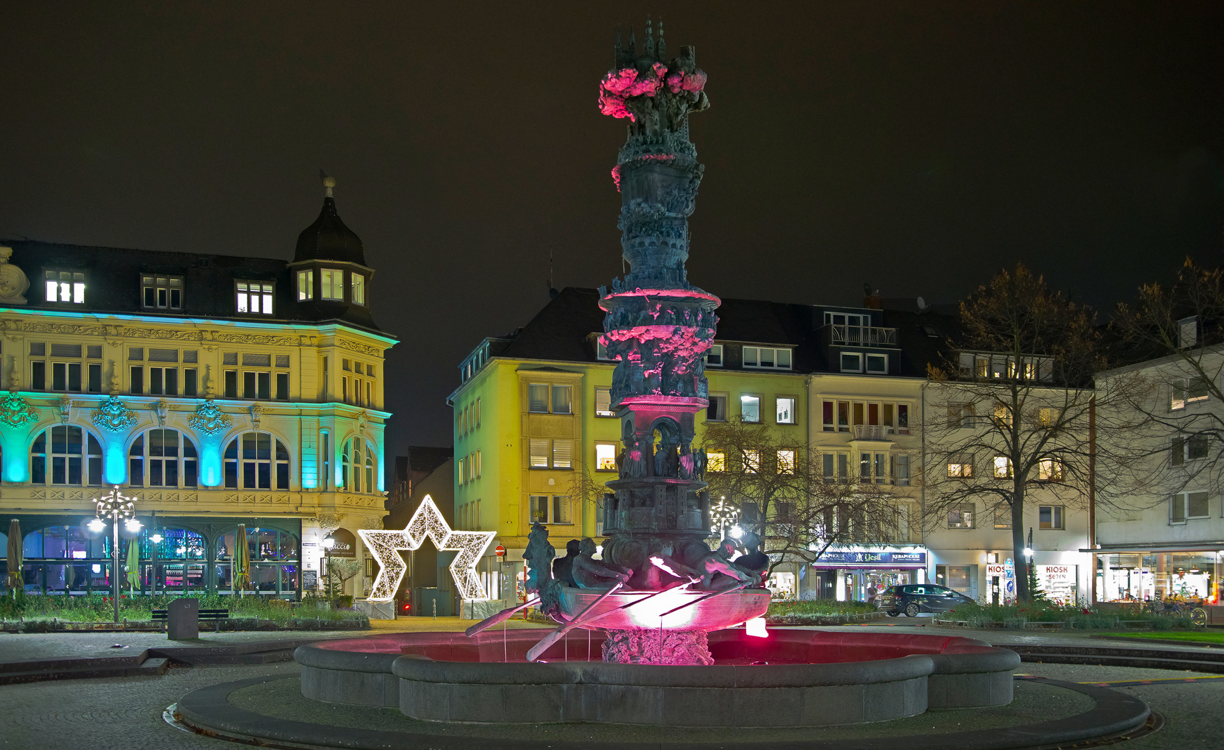 Görresplatz mit Historiensäule, Illumination zur Adventszeit.