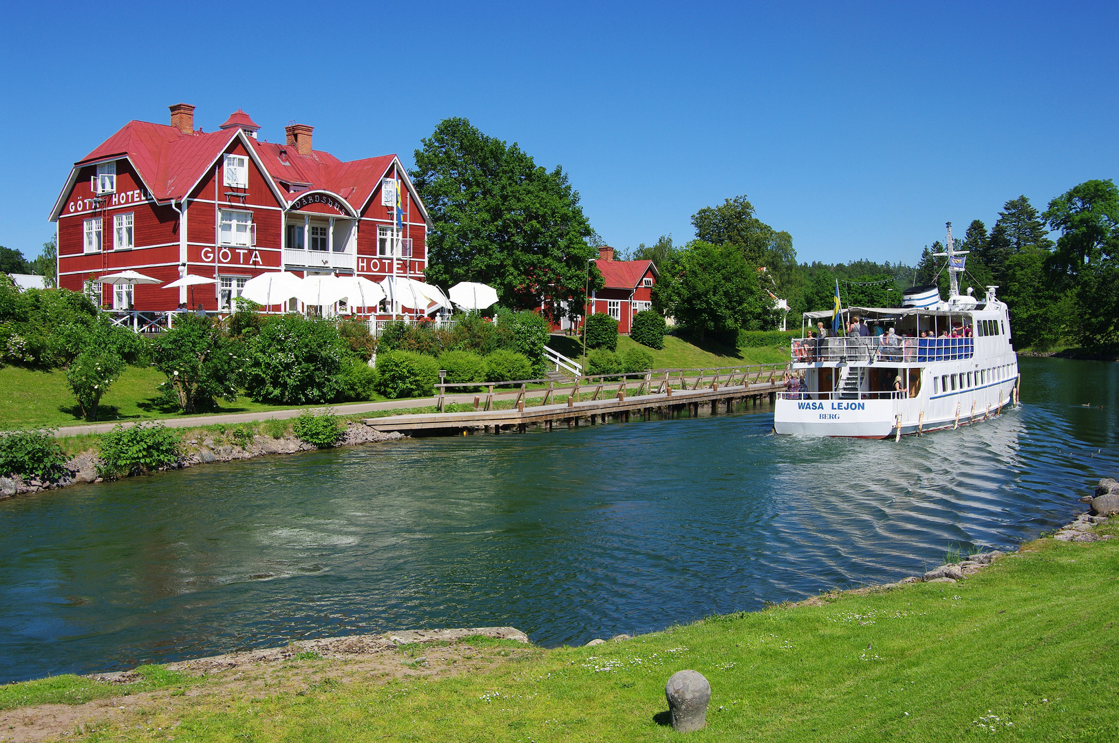 Göta-Kanal ín Borensberg - Göta-Hotell und Wasa Lejon Foto & Bild