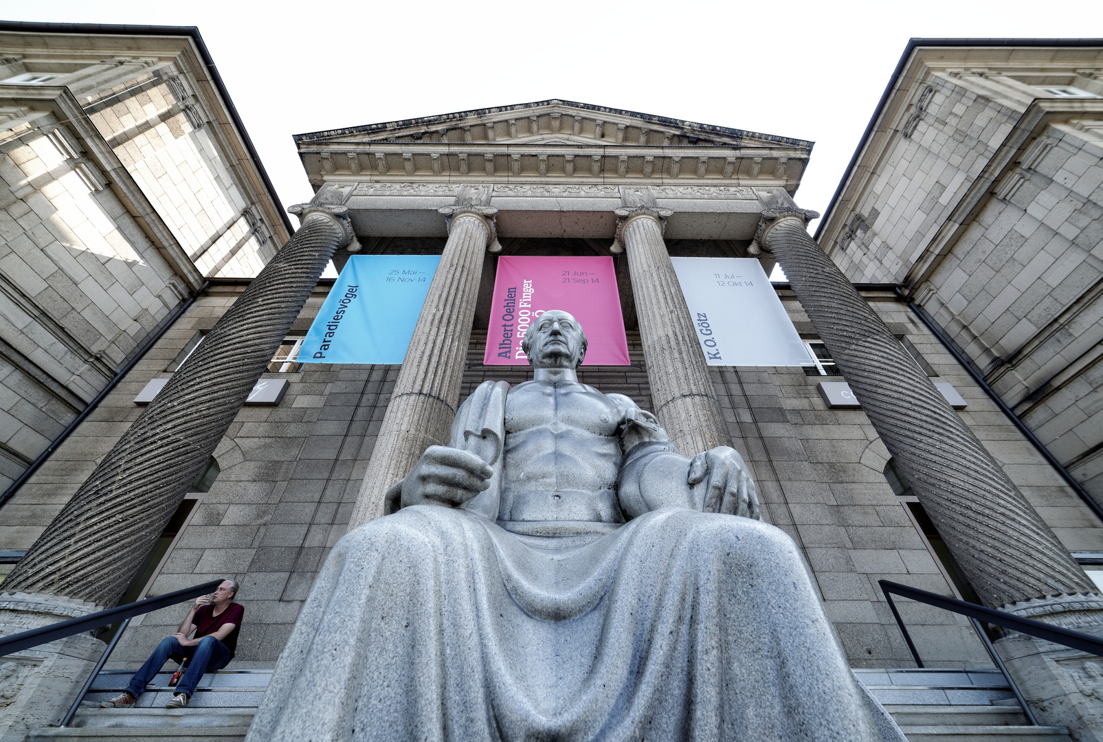 Goethe neben unbekanntem Sitzkünstler vor dem Staatlichen Museum Wiesbaden