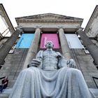 Goethe neben unbekanntem Sitzkünstler vor dem Staatlichen Museum Wiesbaden