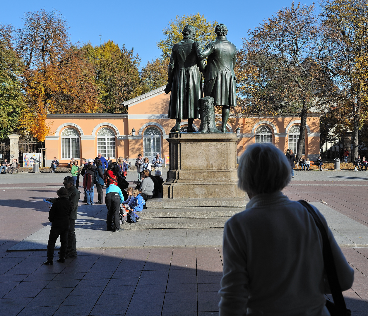 goethe-schiller denkmal vor dem nationaltheater