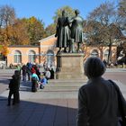 goethe-schiller denkmal vor dem nationaltheater