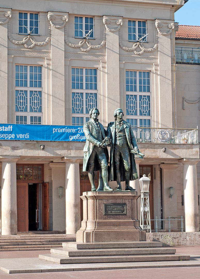 Goethe & Schiller vor Nationaltheather Weimar