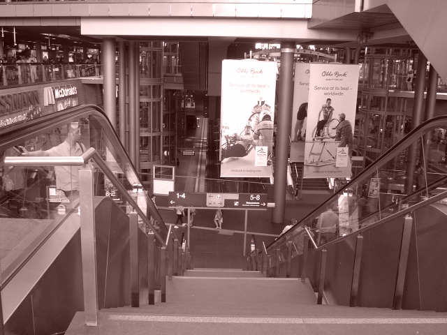 Going downstairs in Berlin's main station (Berlin-Sepia-Projekt - Pic. 024)