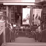 Going downstairs in Berlin's main station (Berlin-Sepia-Projekt - Pic. 024)