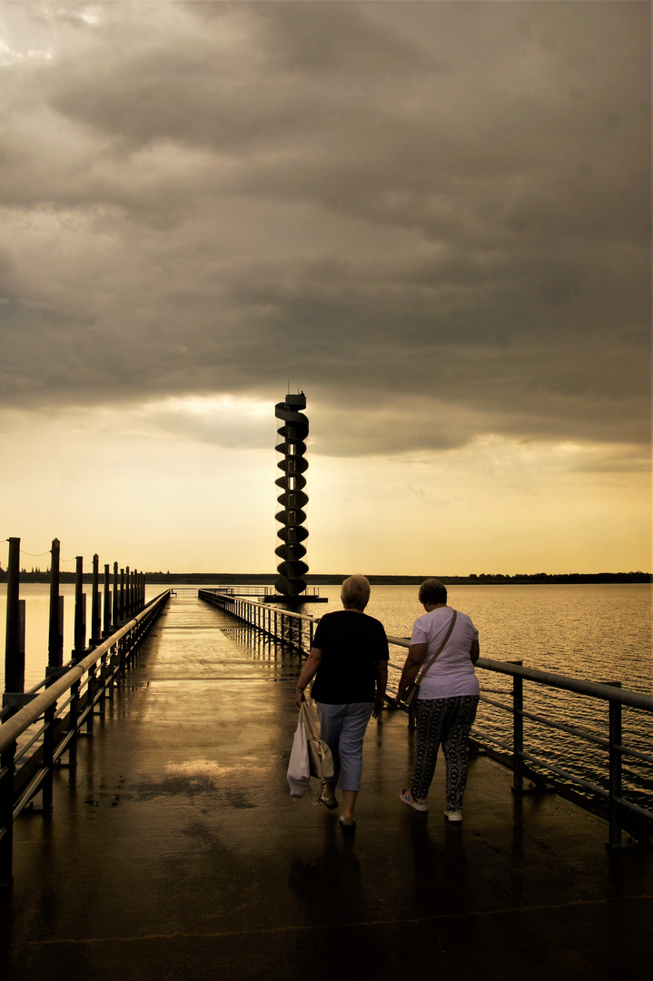 Goitzschesee mit Pegelturm