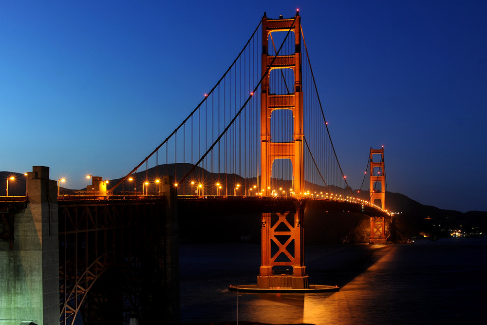 Golden Gate Bridge at night