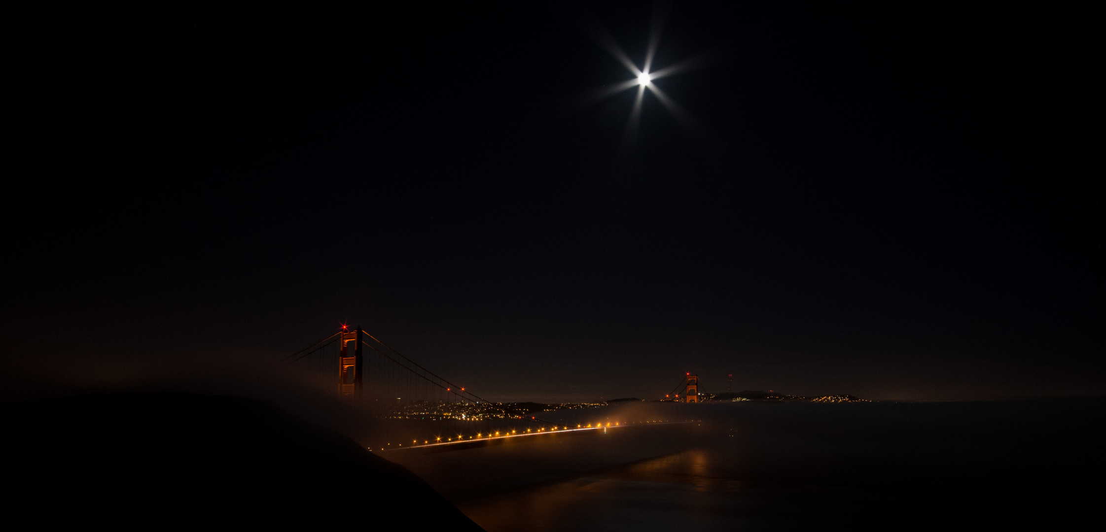 Golden Gate Bridge bei Nacht & Nebel