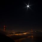 Golden Gate Bridge bei Nacht & Nebel