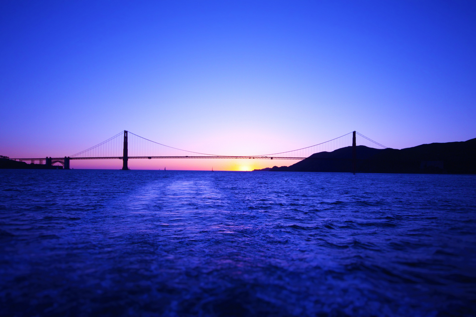 Golden Gate Bridge in blau getaucht