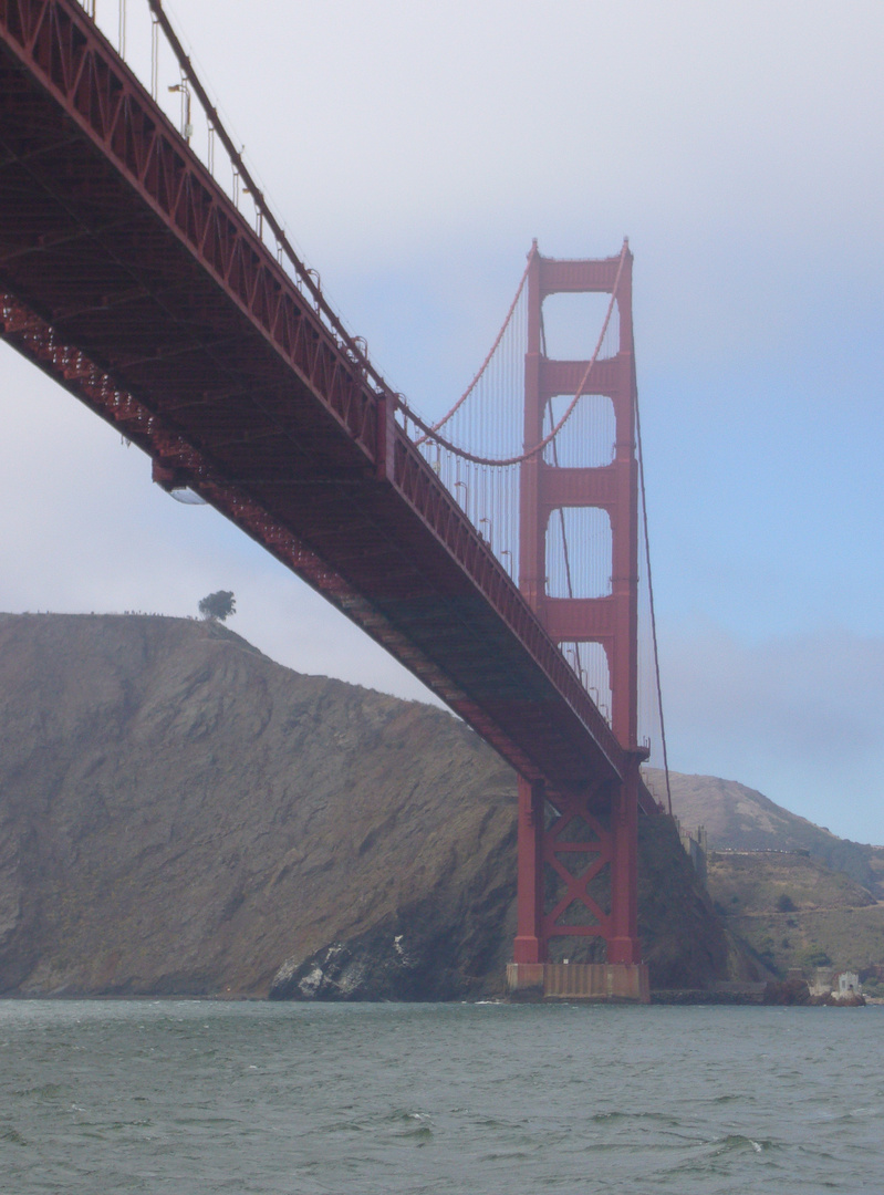 Golden Gate Bridge von leichtem Nebel umhüllt