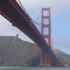 Golden Gate Bridge von leichtem Nebel umhüllt