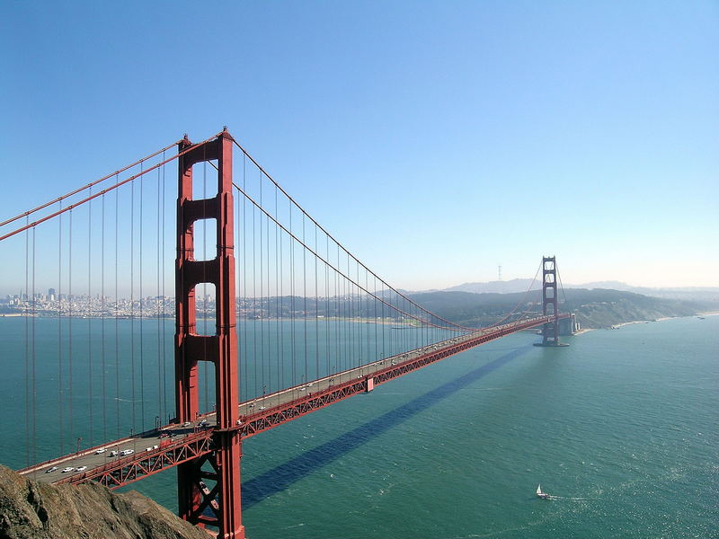 Golden Gate Bridge vor San Francisco Skyline