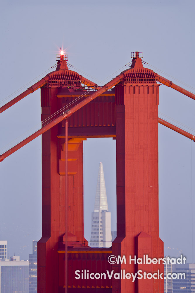 Golden Gate Bruecke mit Trans American Pyramid