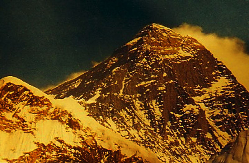 golden grüßt der everest mit schneefahne