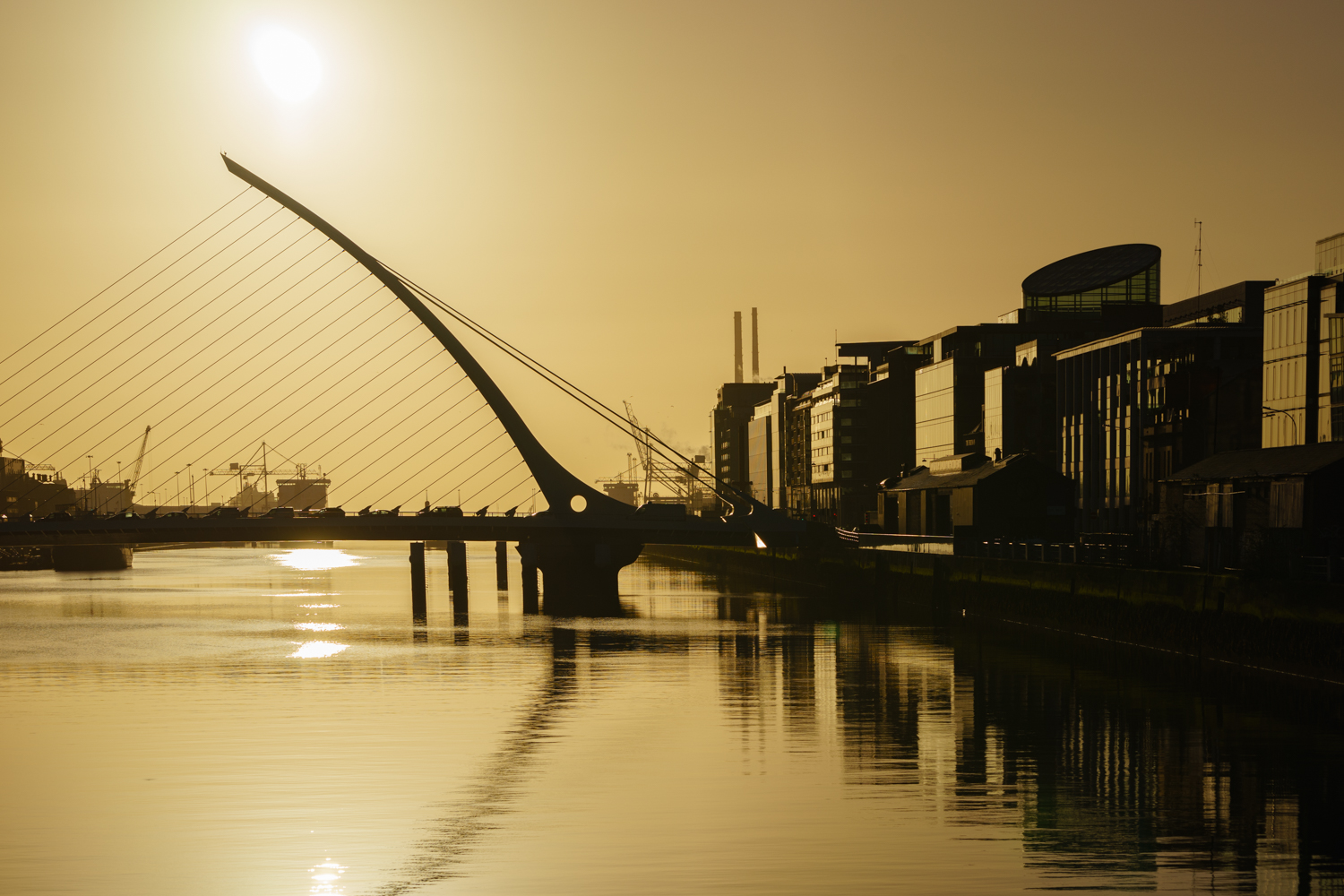 Golden hour am River Liffey in Dublin