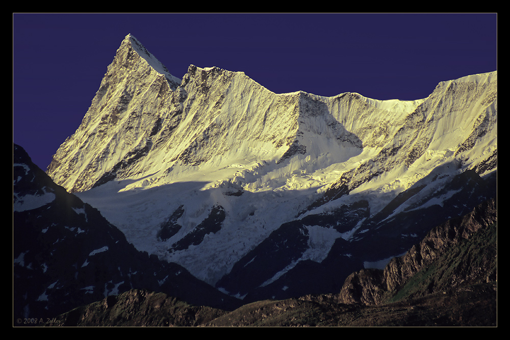 Golden leuchtende Ostwand