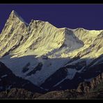 Golden leuchtende Ostwand