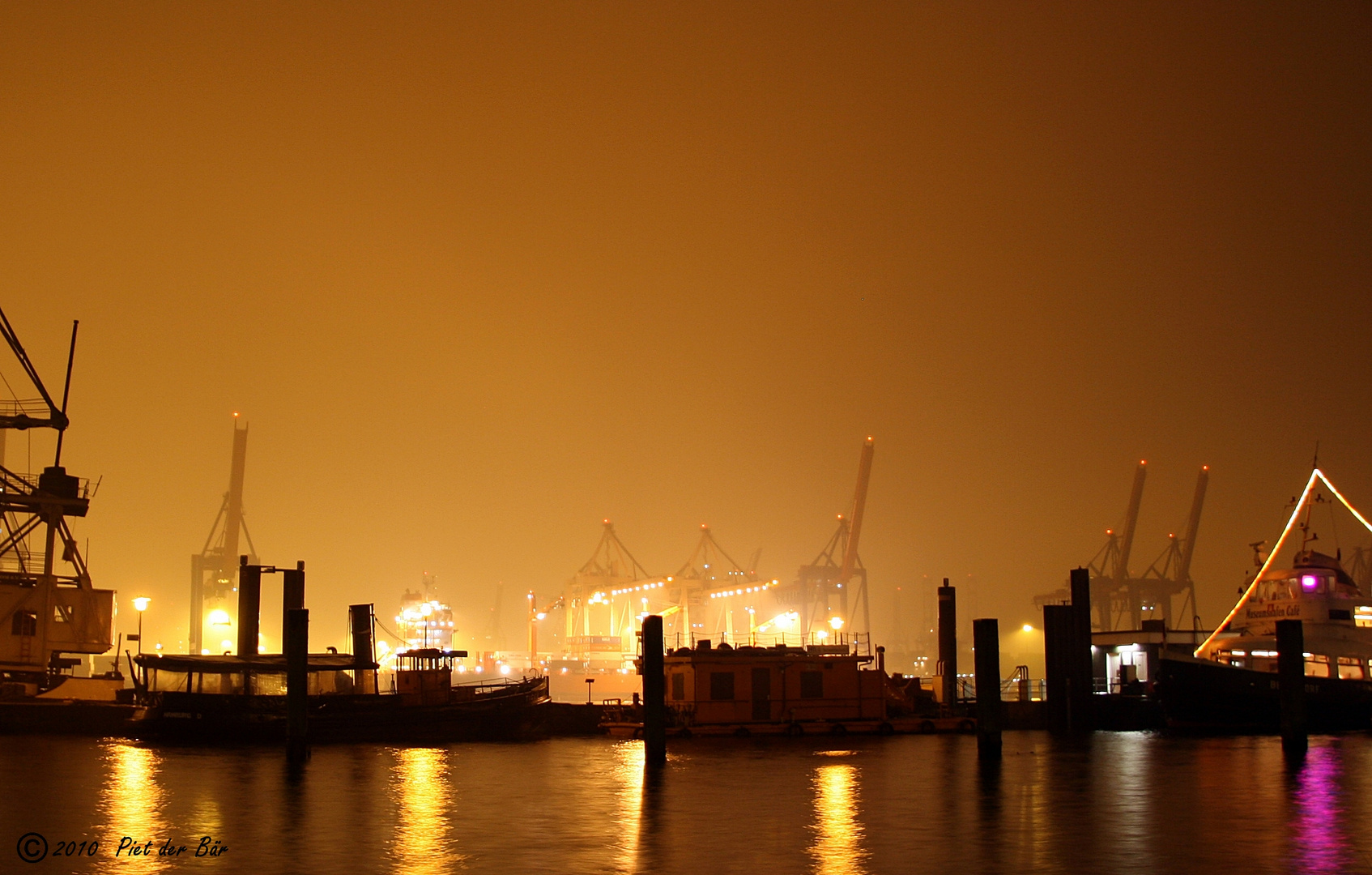 "Golden Night" im Hamburger Hafen