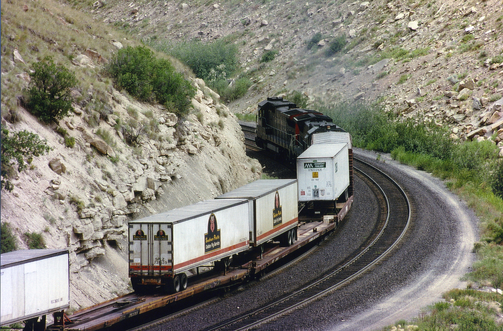 Golden Pig Service Trailer der Southern Pacific stehen auf Flat Cars...