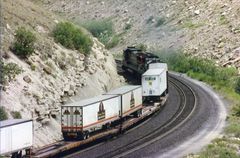 Golden Pig Service Trailer der Southern Pacific stehen auf Flat Cars...