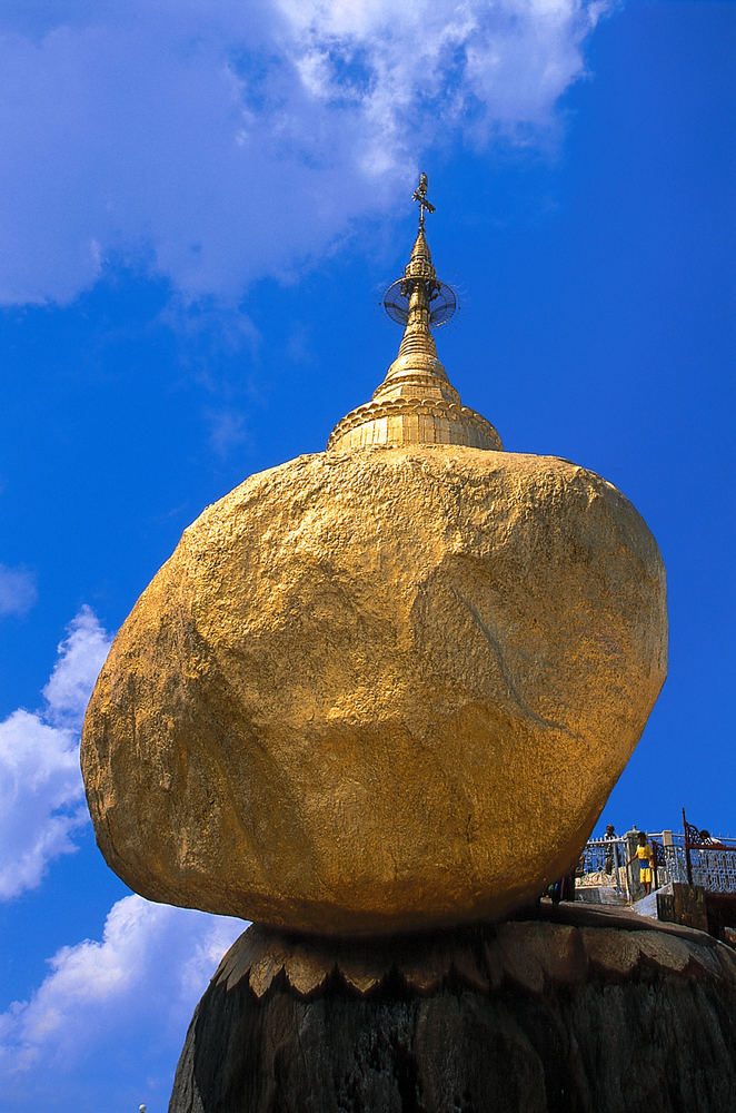 Golden Rock in Kyaikhtiyo