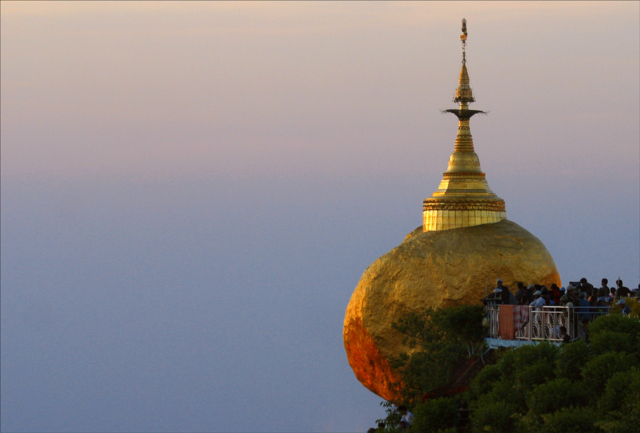 . . . golden rock - kyaikhtiyo pagode . . .