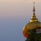 . . . golden rock - kyaikhtiyo pagode . . .