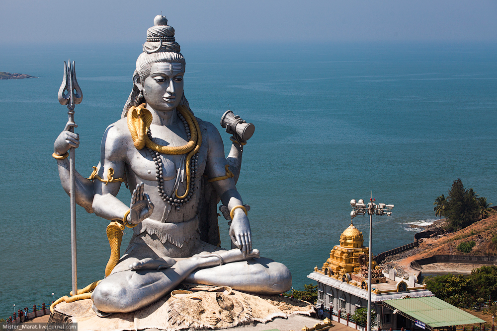 Golden statues in Murdeshvare