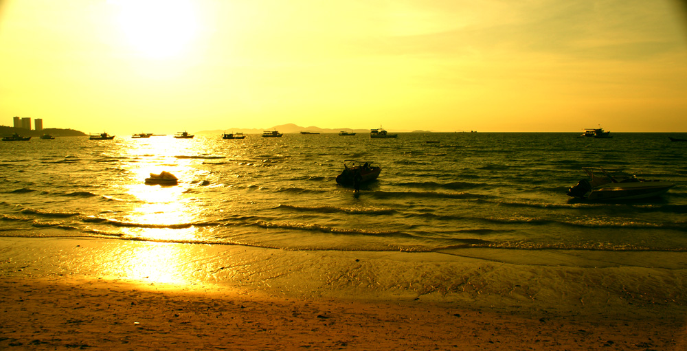 Golden sunset on Pattaya beach