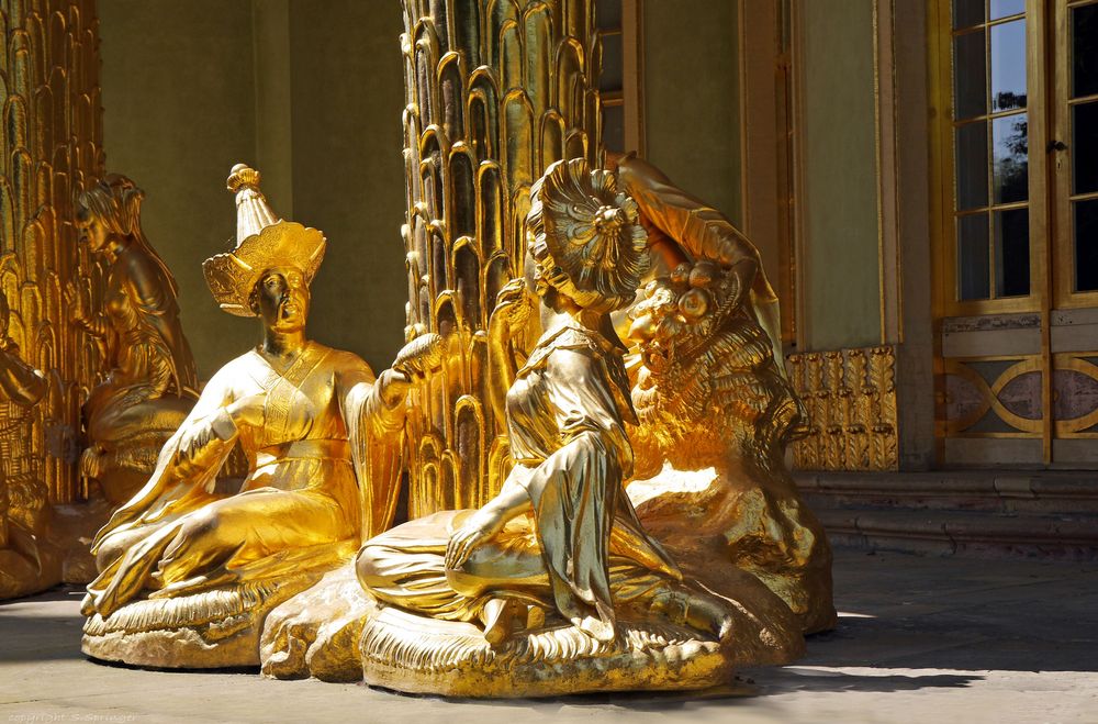 Goldene Figuren des Chinesischen Haus....