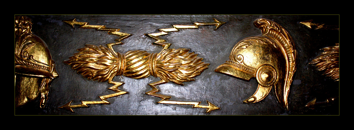 Goldene Helme und Scarabs