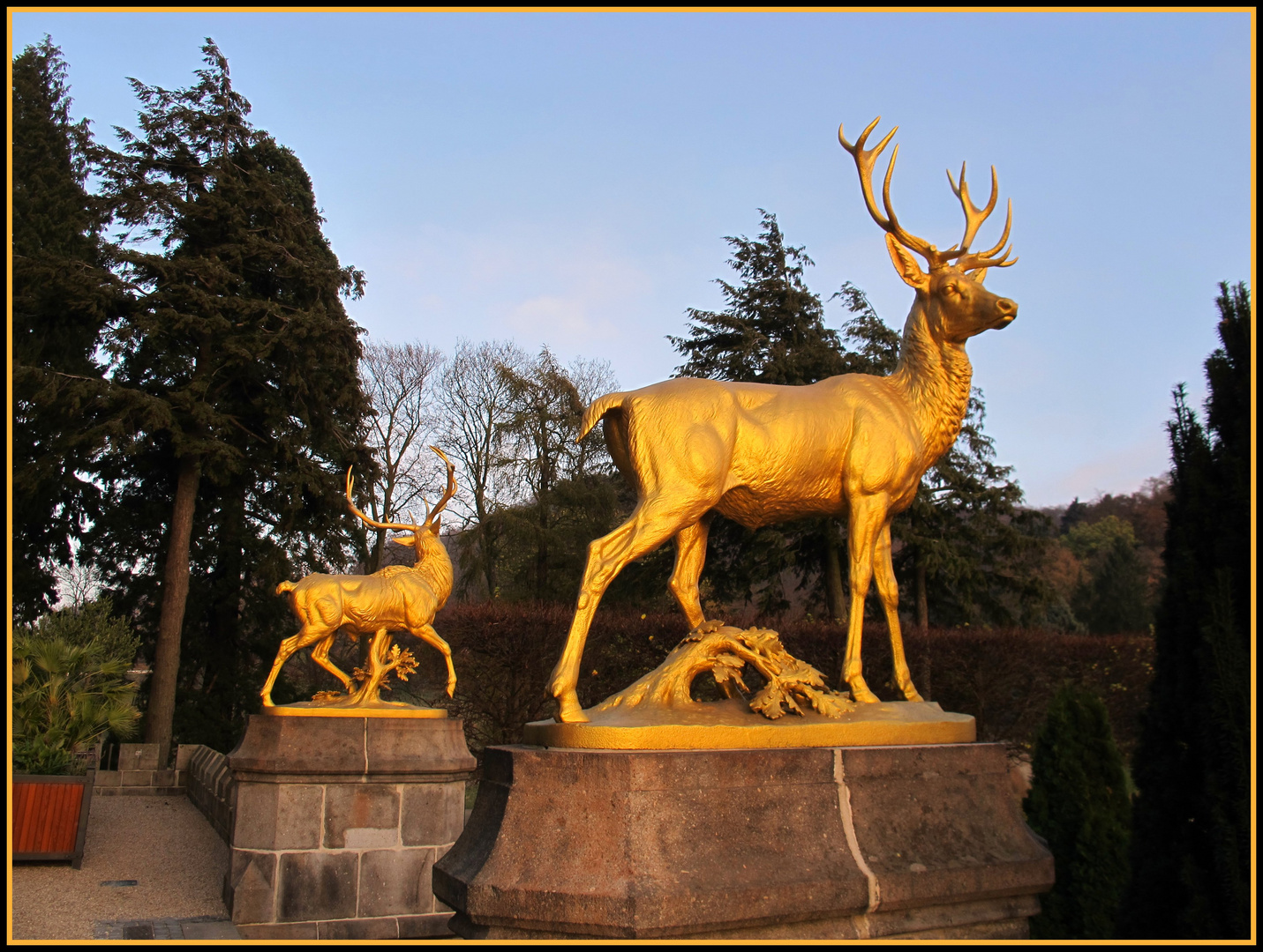 Goldene Hirsche am Eingangsportal, vor dem Schloss Drachenburg.