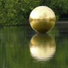 Goldene Kugel im Teich vor Schloß Benrath in Düsseldorf