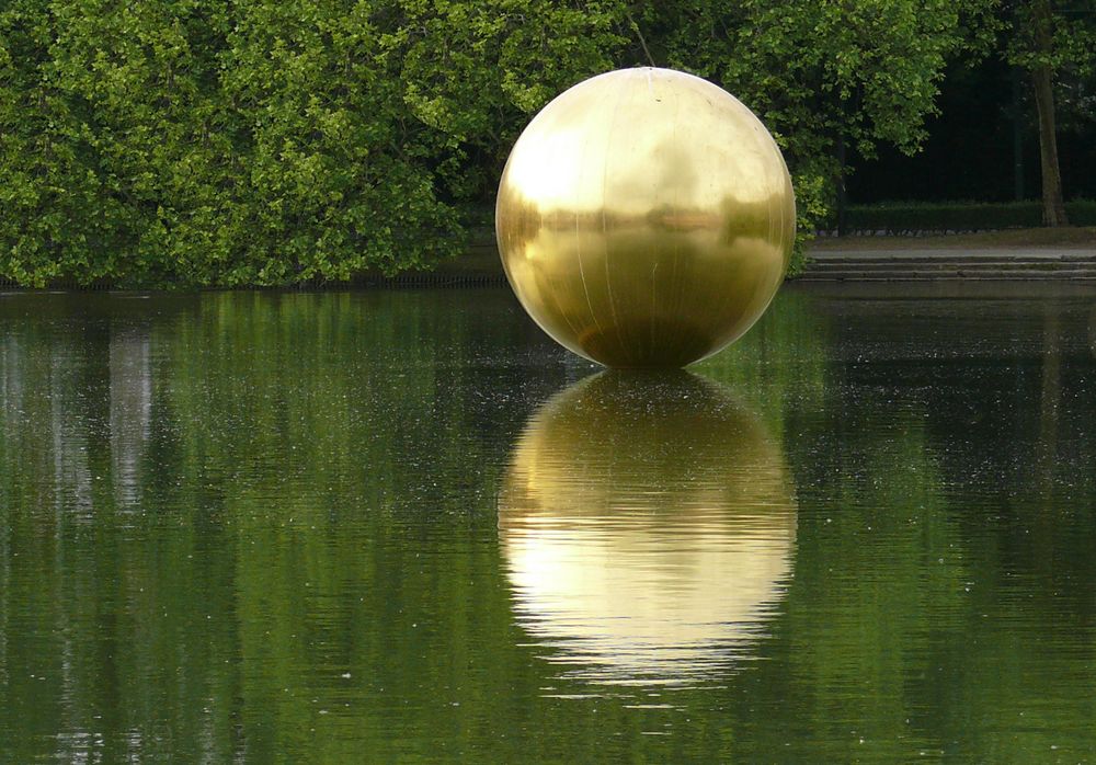 Goldene Kugel im Teich vor Schloß Benrath in Düsseldorf