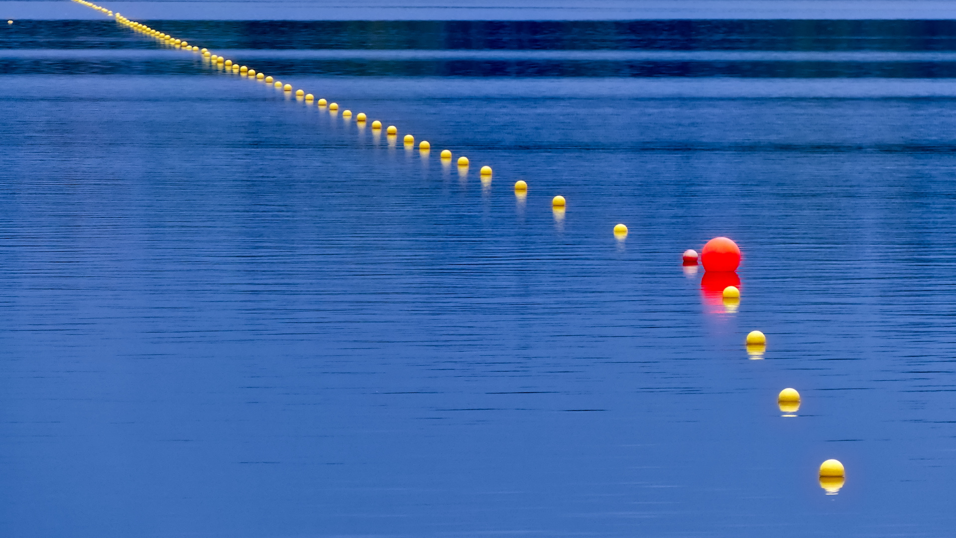 Goldene Kugeln auf Bleder See