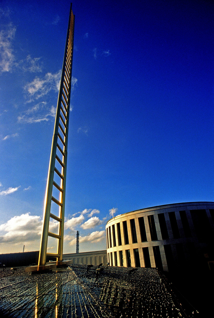 Goldene Leiter auf dem Forum Duisburg