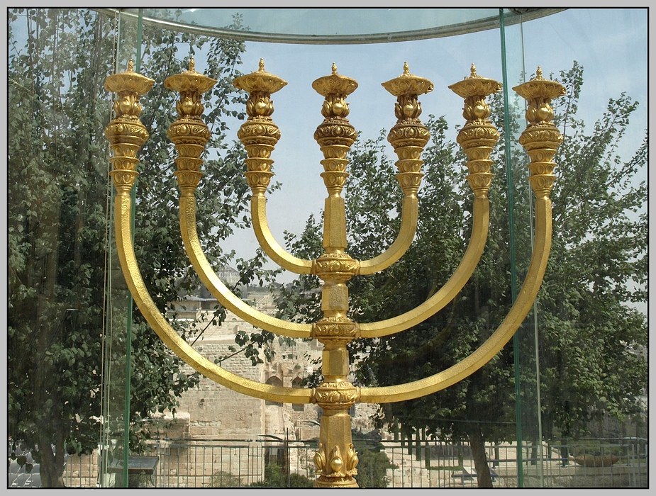 Goldene Menorah