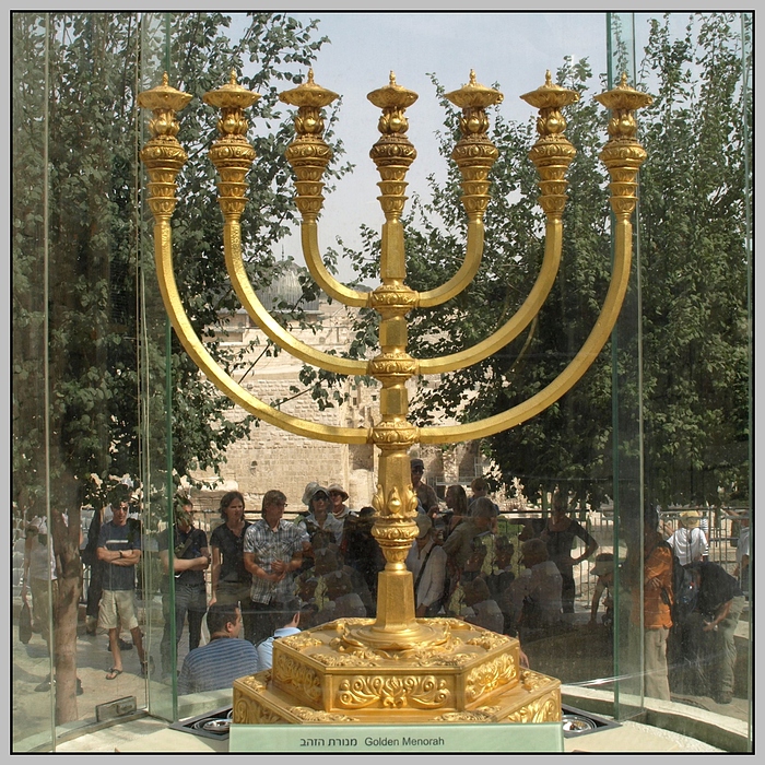 Goldene Menorah