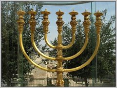 Goldene Menorah II