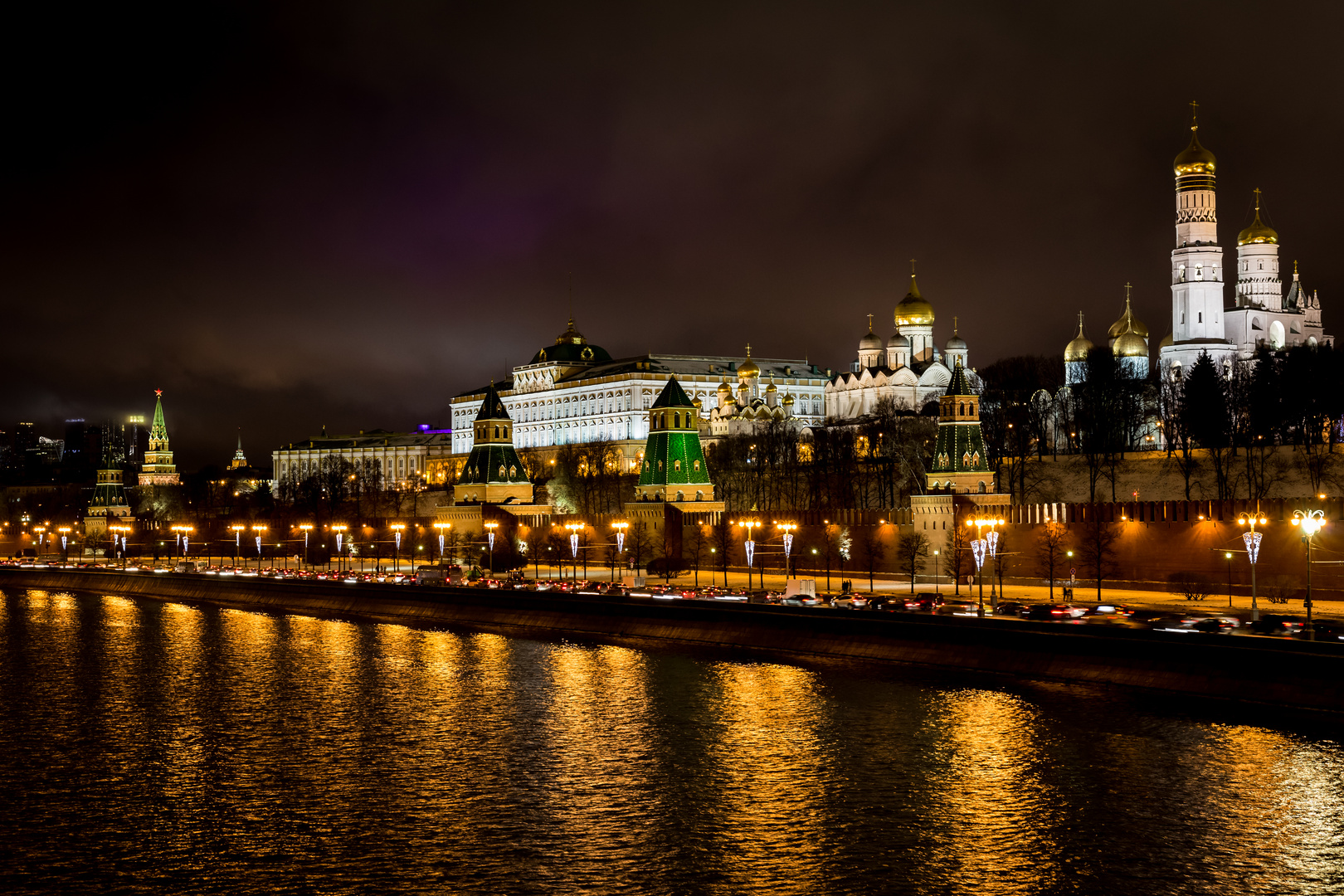 Goldene Spiegelungen des Kreml über der Moskva