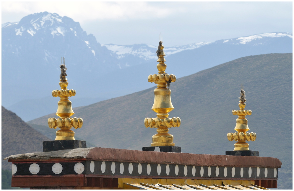 Goldene Spitzen und Schneeberge in Yunnan