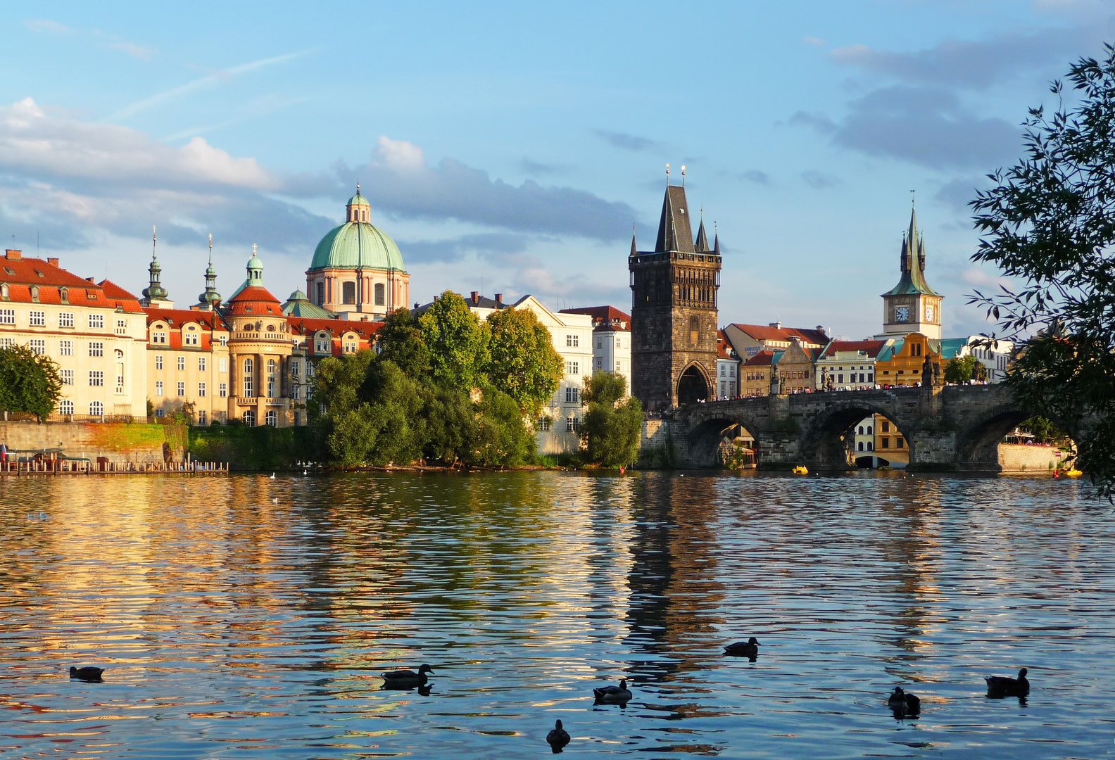 Goldene Stadt im Spiegel