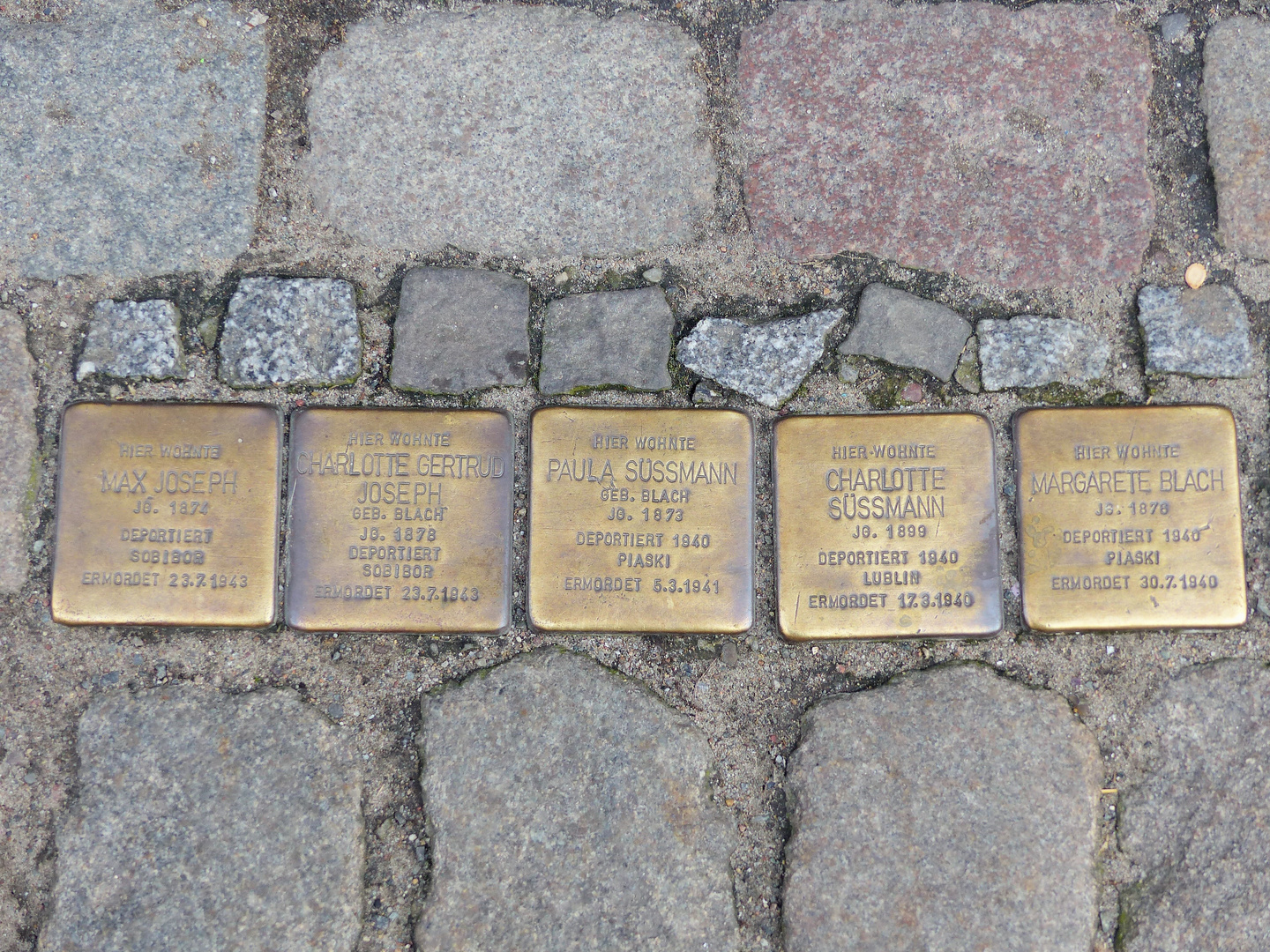 goldene Stolpersteine zur Erinnerung 