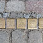 goldene Stolpersteine zur Erinnerung 