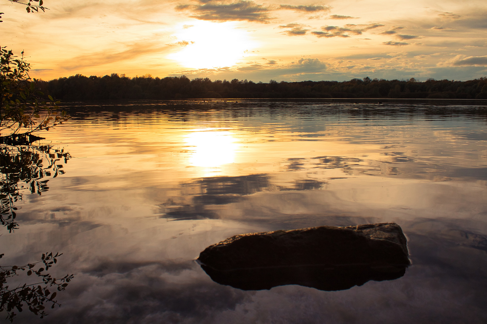 goldene Stunde am See im Herbst