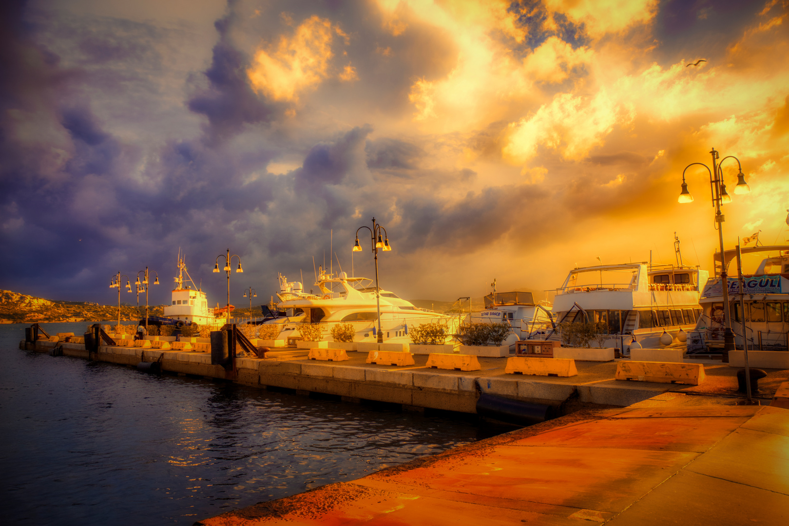 Goldene Stunde im Hafen von La Maddalena